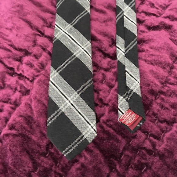 Penguin Tie - Picture 2 of 3